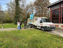 Camion Mission Nature devant le Musée de Sonneville à Cayac avec un agent et des habitants ramassant des déchets. - Agrandir l'image, .JPG 245,9 Ko (fenêtre modale)