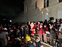 Chorale et Père Noël après la balade aux lanternes - Agrandir l'image, .JPG 183,5 Ko (fenêtre modale)