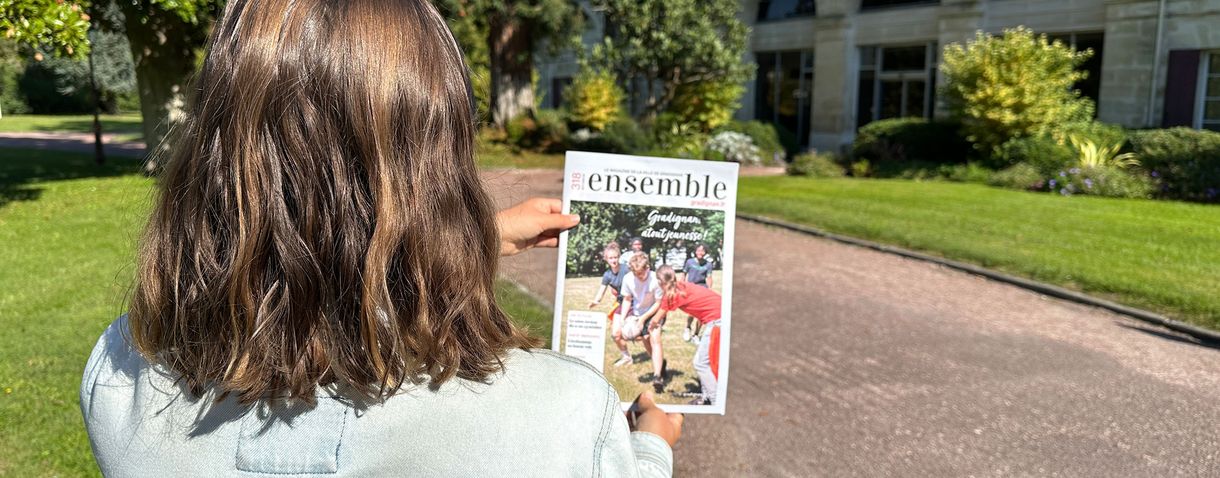 Personne lisant le magazine Ensemble