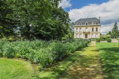 Vue du parc de Poumey : les vignes et le château