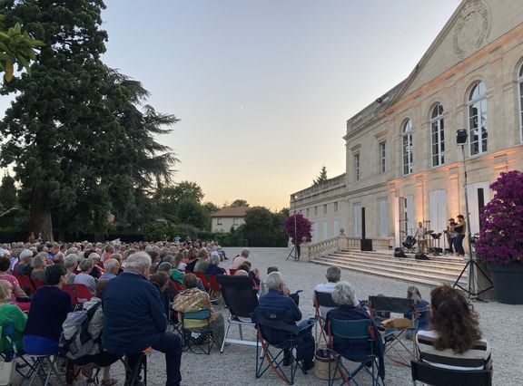 concert sur le perron de l'Hôtel de Ville