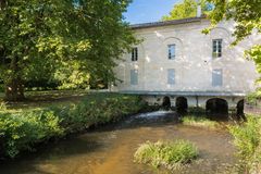 Vue extérieure du moulin de Monjous à Gradignan.